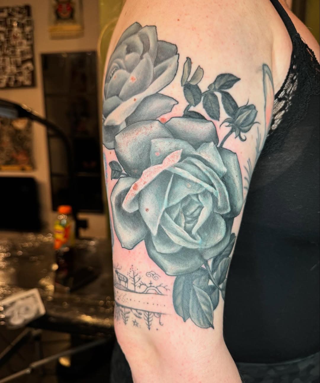 Part healed part fresh from last year 🌹 I loved doing something a little different ☺️
.
.
.
#ellisarchtattoo #ellisarch #tudorrowtattoo#lichfieldtattoo #midlandstattoo #colourtattoo  #tradtattoo #colourtattoo #neotradtattoo
 #stencilstuff #lockdownneedles #blackclaw #butterluxe #butterluxeUK #killerink #rosetattoo