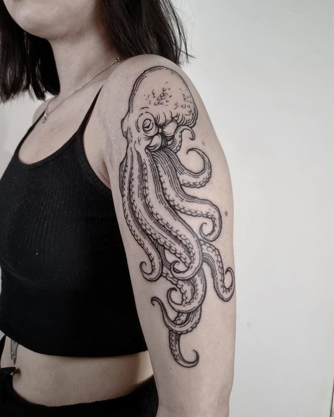 🐙 done at @momenty.tattoo 🔥

#tattoo #blackwork #linework #graphictattoo #woodcuttattoo #engravingtattoo #octopustattoo #octopus #polandtattoos #wroclawtattoos #momentystudio