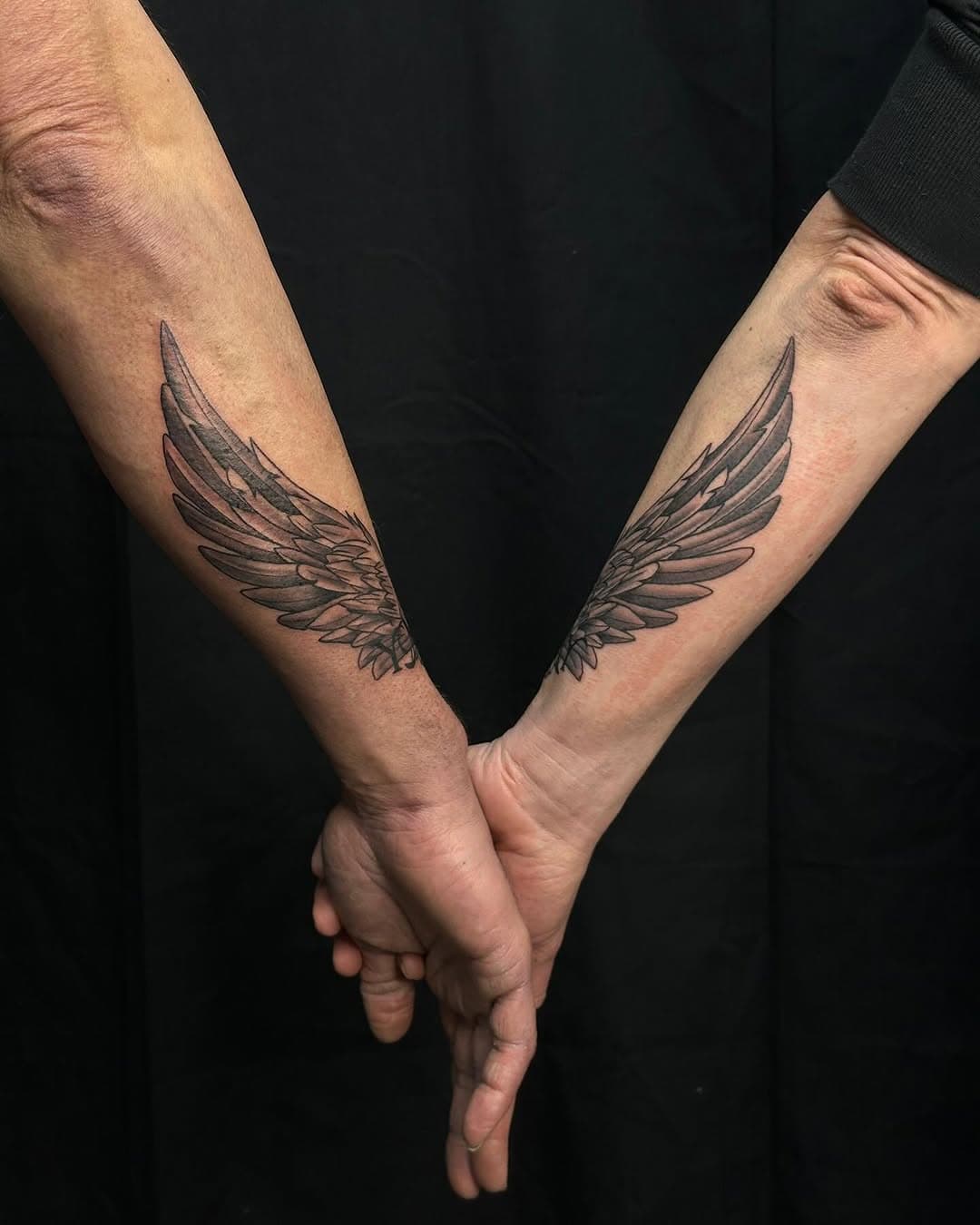 💕 Love is in the Air 💕 Partner Tattoo mal anders 💕 ihr habt eine Idee, wir setzen sie mit euch um 💕 #tattoo #tattooideas #blackngrey #partnertattoo #tattoostyle #mystictattookarlsruhe #loveisintheair #tattooartist #karlsruhe #pforzheim #badenbaden #rastatt #pantheraink #emalaneedles #stencilstuff