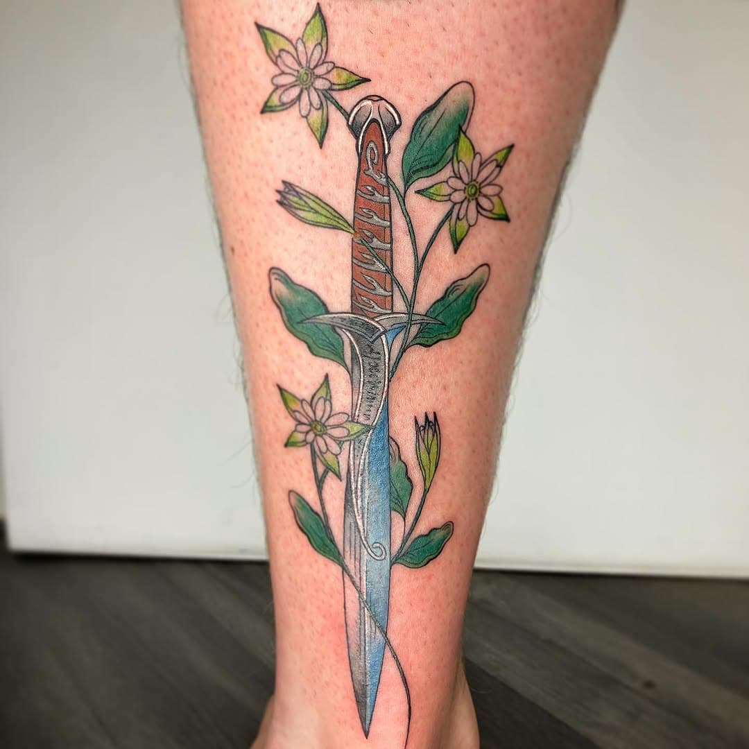 Sting wrapped in kingsfoil as part of Chris’s ongoing LOTR leg sleeve! (A huge thank you to Chris as always!) 🗡️✨ I really enjoy the soft contrast of the blues and greys juxtaposed against the floral whites and greens on this one - a wonderful palette to work with! 🗡️✨

✉️ mellerdramatic@gmail.com
🌟 www.avantarttattoo.co.uk

#tattoo #tattoos #lotr #lotrtattoo #stingtattoo #swordtattoo #lotrsting #lotrsword #lordoftherings #popculturetattoo #fantasytattoo #chippenhamtattoo #bristoltattoo #bathtattoo #colourtattoo