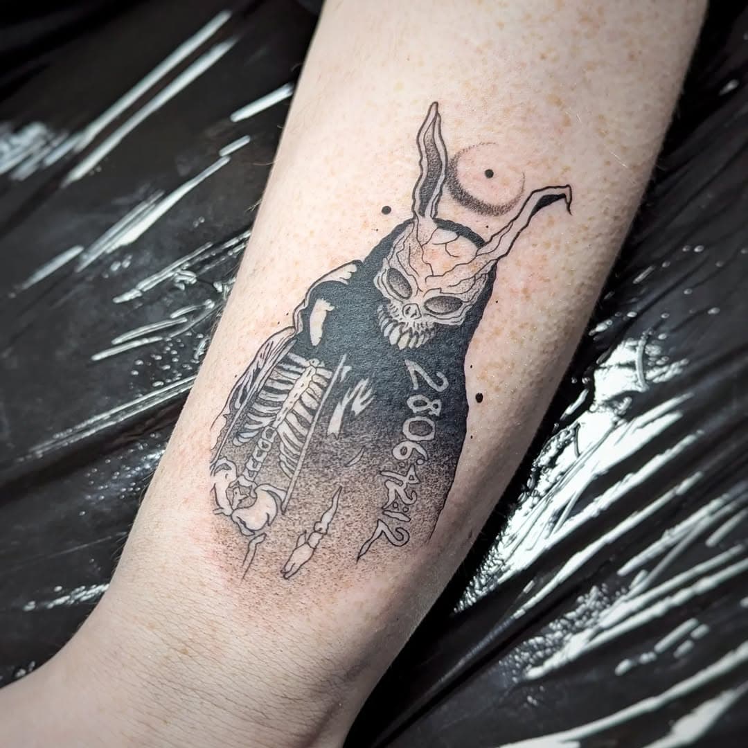 Donnie Darko piece for Elliot @trashcat_draws 🐰

This film is such a classic. I really enjoyed getting to make this tattoo! Thank you for continuing to trust in me

Please message me for bookings & enquiries 💌

.

Appointments available Thursday to Saturday at @jones_and_son_tattoo_parlour (📍Wigan) 

Taking bookings for March, April and May!

.

#donniedarkotattoo #donniedarko #illustrativetattoo #movietattoo #wigantattoo #manchestertattoo