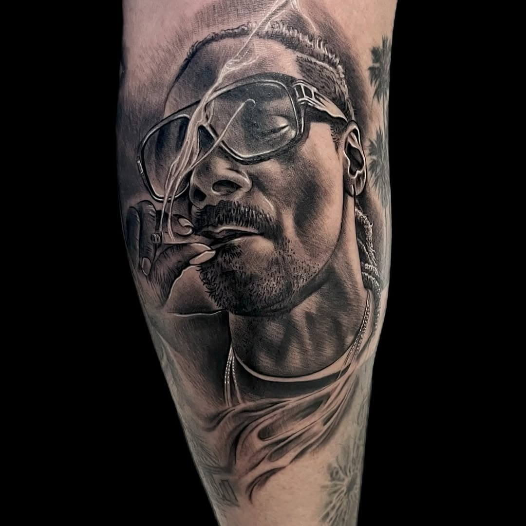 🌳🔥SNOOP DOGG🔥🌳

Seguimos con esta piernaca esta vez añadimos al tito snoopy!! Esta pierna esta quedando brutal!! Gracias por este proyectazo y seguir continuandolo @manuelret90 !!Pronto subiremos videos y fotos de como va quedando!!

@origentattoo 

#hiphop#snoopdogg#snoopdoggydogg#tattoo#tattoos#tattoosnoopdogg#doggystyle#dodobleg#snoop#blacktattoos#blackgreytattoos#blackgreytattoosleeve#hiphoptattoo#grammys#grammy#rap#weed#legend#westcoast#westside#la#longbeach#california#tattoo#tatuaje#tatuajesevilla#sevilla#origentattoo