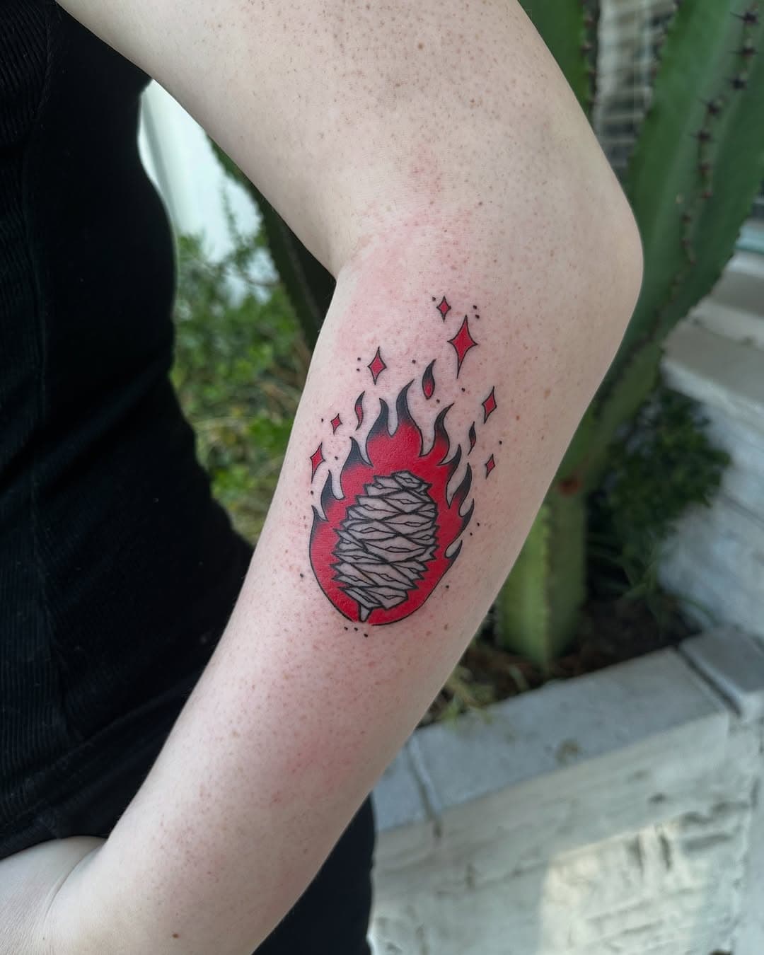 It’s always important to dress to match your new tattoo ❤️🖤❤️ it was such a pleasure to work on this tattoo for my awesome client!! 🔥

#flametattoo #fire #sequoia #traditionaltattoo #vegantattoo #redandblack