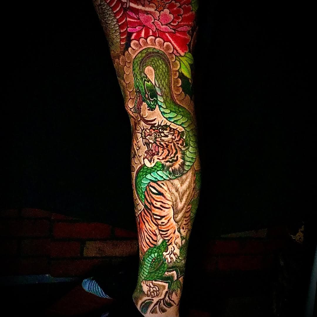 Tiger snake battle on my homie Mr. D @browny_points 

This is a full leg sleeve also featuring a dragon, Raijin, and peonies

 I'm always hyped to create modern Japanese tattoos

Follow me for more Japanese tattoos