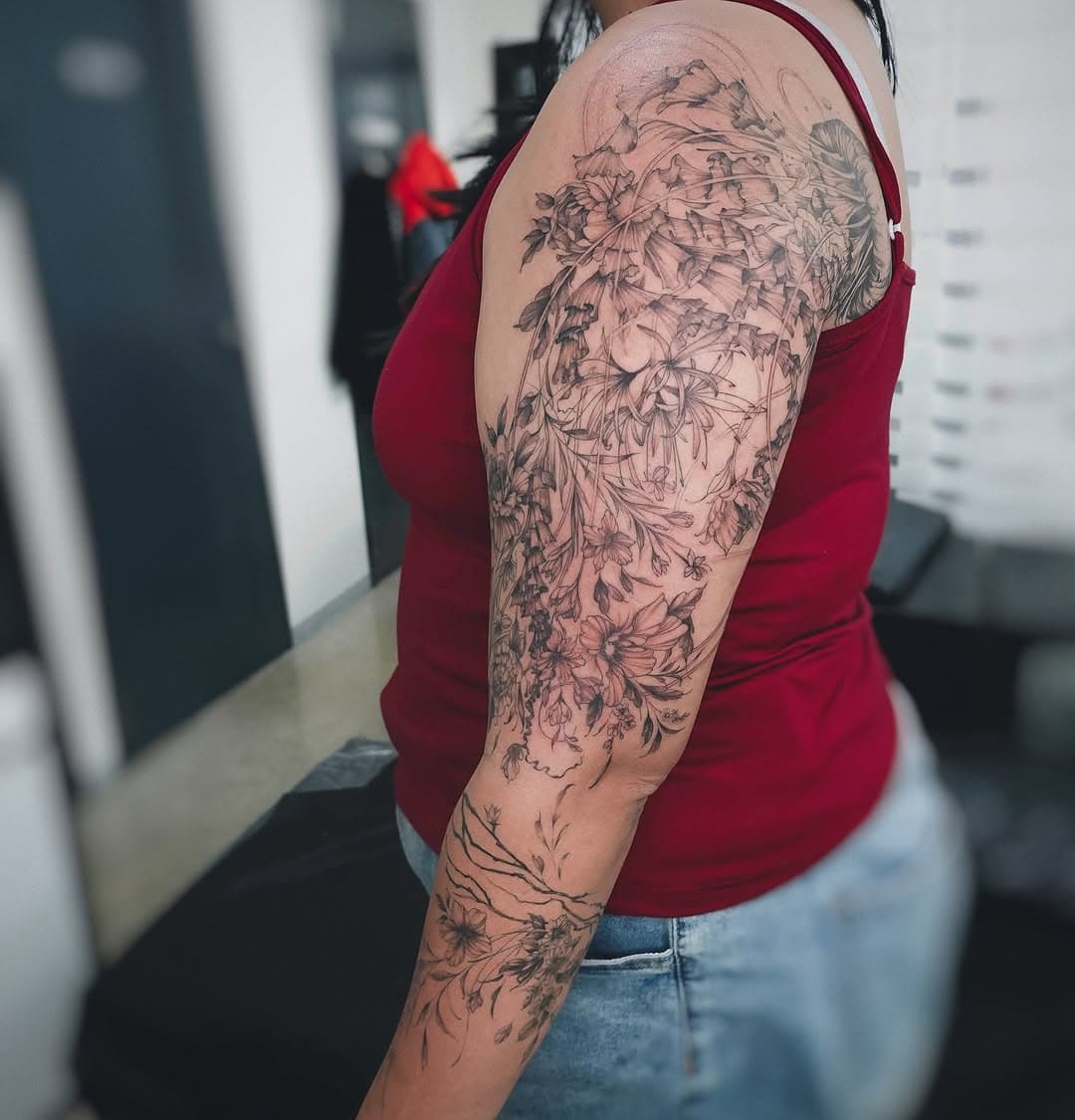 Custom design 🪼💐

#sleevetattoo #jellyfishtattoo #flowerstattoo #femaletattoo #floraltattoo #blackandgreytattoo #bng #bnginksociety #bngtattoo #bngink #bngtattoos #tattoooftheday #tattooofinstagram