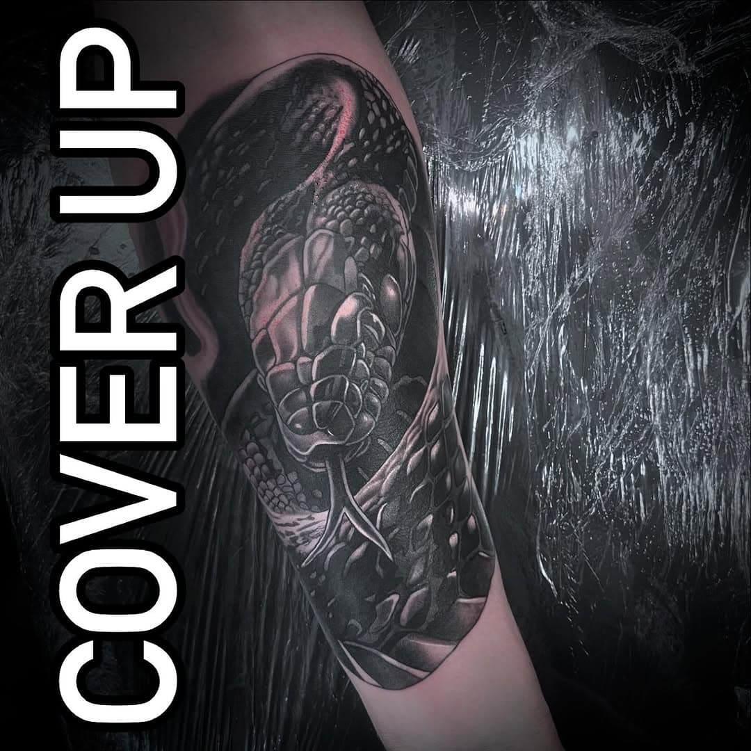 Cover up! If anyone needs there old shit rolled in glitter, drop me a message. Thanks for looking gang 👽🤙
.
.
.
.
.
#tattoo #coverup #coveruptattoo #norwich #norwichtattoo #snake #snaketattoo #blackwork #darktattoos