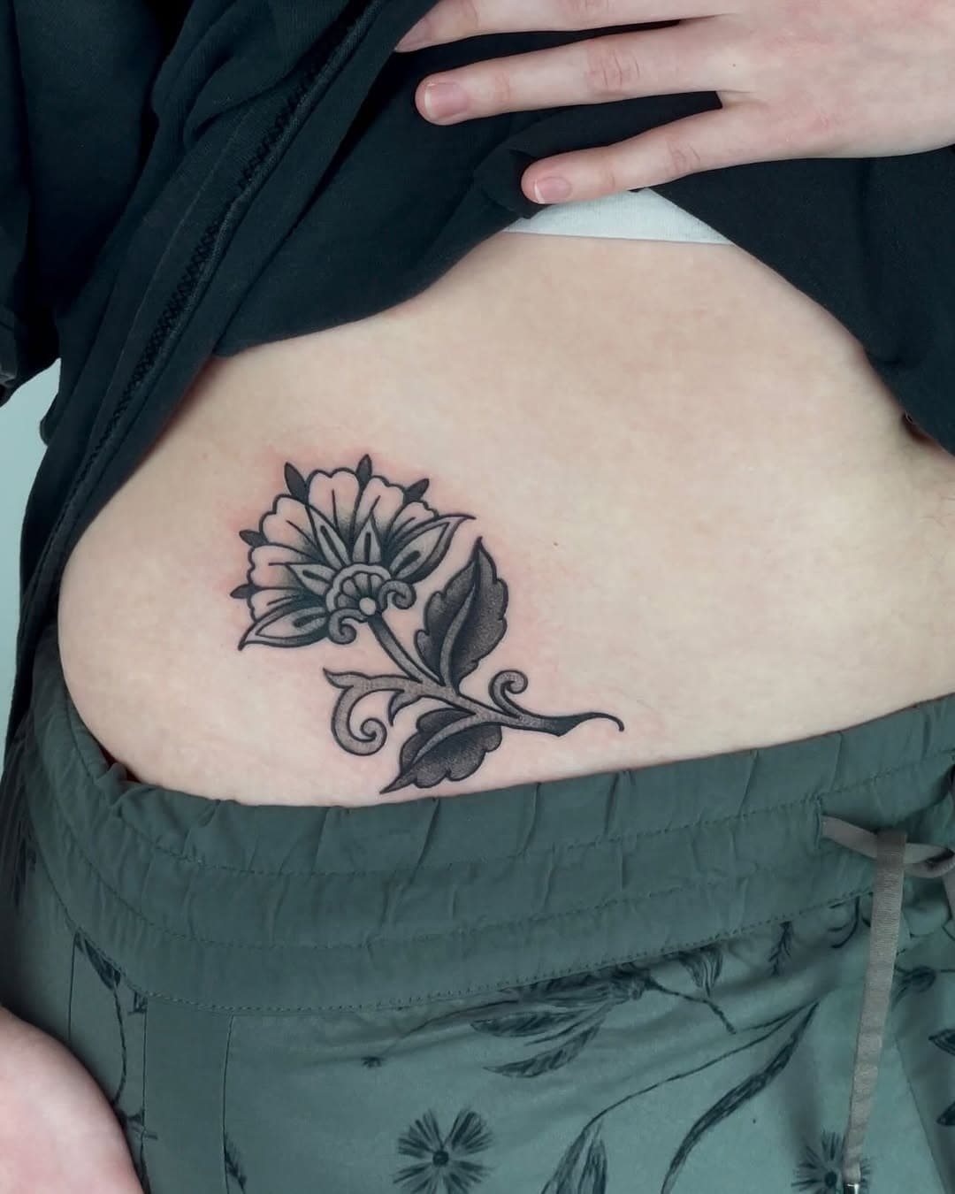 Another flash piece in such a cool placement!! 🥰💗
.
.
.
.
.
#flash #flashtattoo #tattooartist #dotworktattoo #floraltattoo #stomachtattoo #tradtattoos #traditionaltattoo