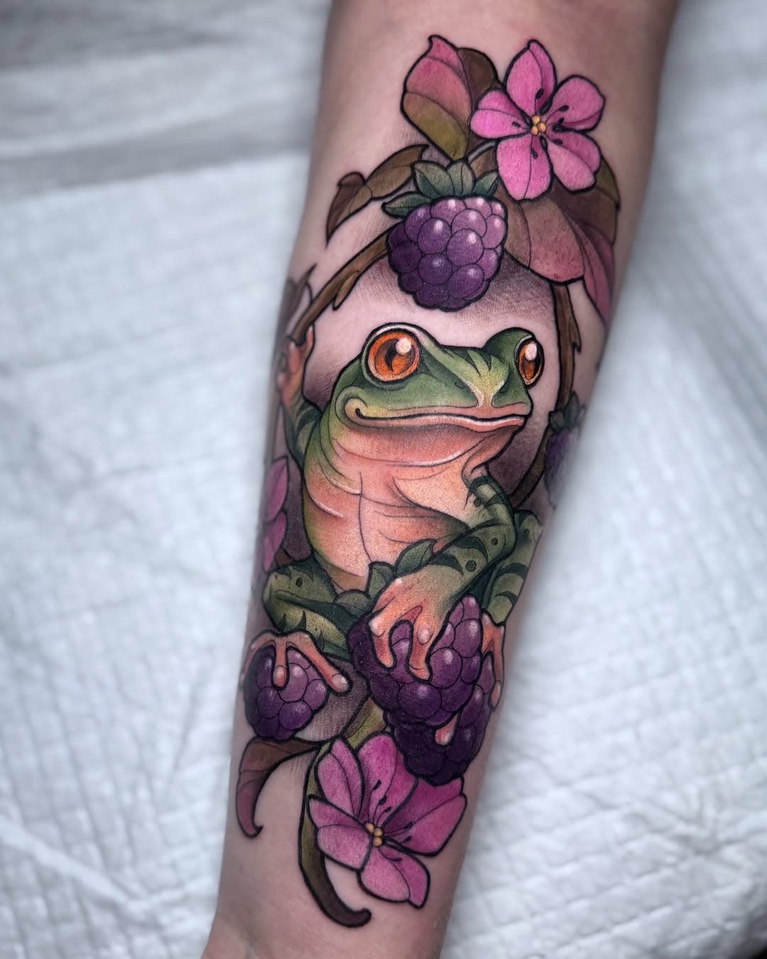 Thank you Amanda for this cute one ! I love so much frogs 💜💚 and you ?

#tattoo #tattoos #neotrad #neotraditional #frog #frogs #frogtattoo #blackberries #berries #wildberries #frogcore #froglove #cuteanimals #frogart #art