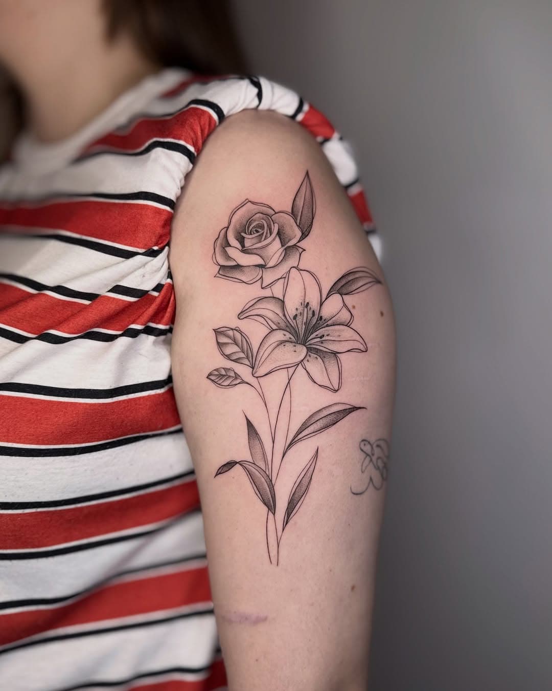 Slightly different florals to what I do normally. I really enjoyed tattooing this design. What do you think? 
•
•
•
•
#rosetattoo #lilytattoo #floraltattoo #armtattoo #floralbouquet #bishoprotary #dragonhawktattoosupply