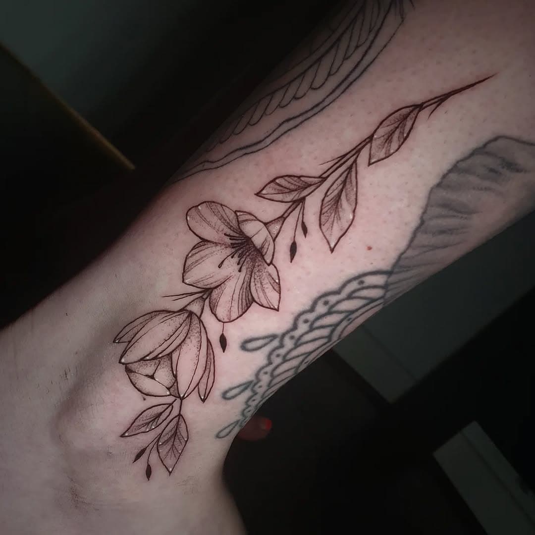 Had a lovely change of pace with a couple little gap fillers for @robyncahillx recently and wouldnt mind doing more like it, if anyone is down, dm me to enquire.
-----
@artemis_tattoo_studio
-----
#finelinetattoo #fineline #finelinetattoos #linetattoos #linetattoo #lineworktattoos #lineworktattoo #linework #flowertattoos #flowertattoos #floraltattoos #floraltattoo #girlswithtattoos #tattoo #tattooart #finetattoo #finetattoos #manchestertattoos #tattooer #tattooartist #tattoolife #tattoomanchester #tattooed #tattoolove #smalltattoo