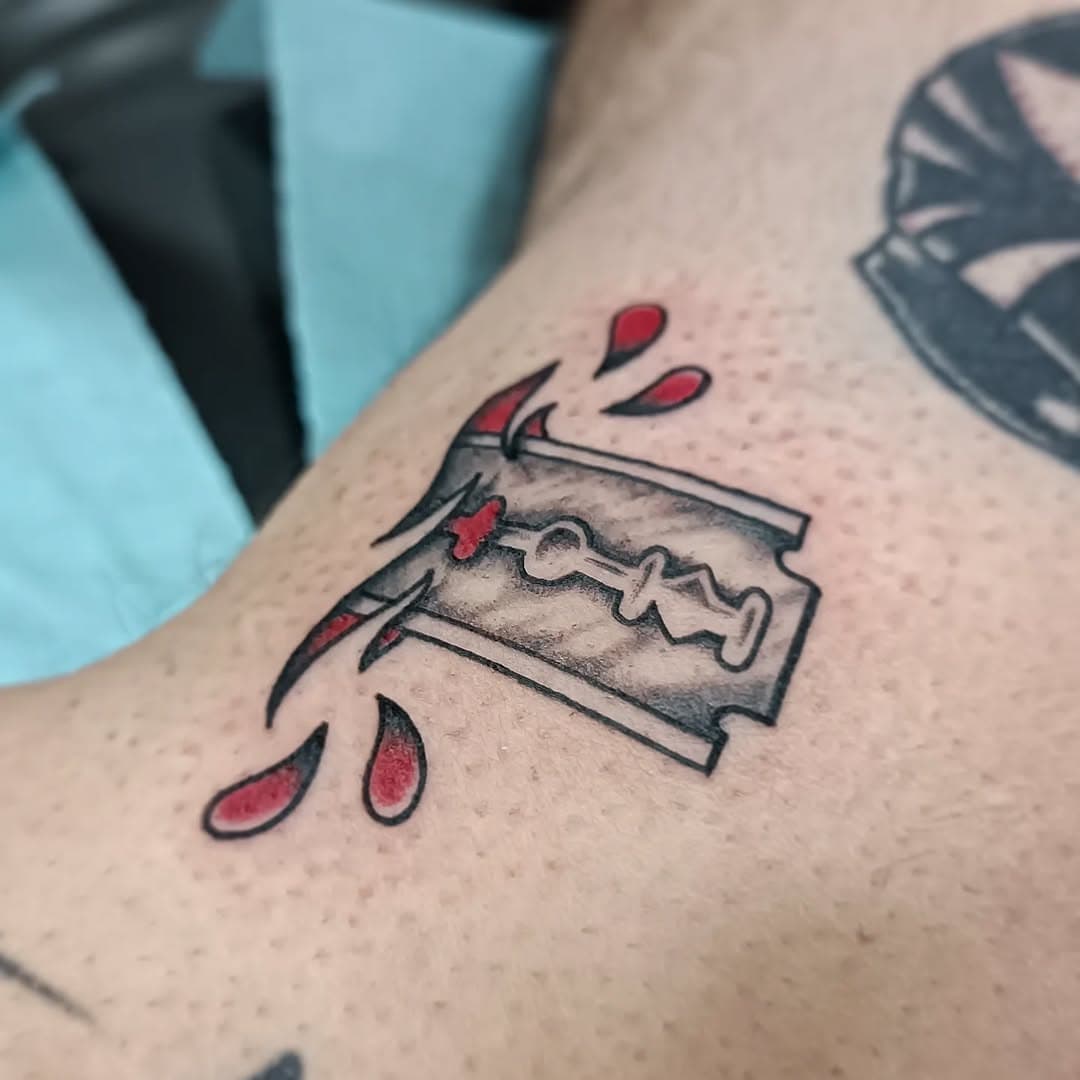 🩸 RAZOR BLADE 🩸

Toujours avoir sa lame de rasoir sur soi ! 
Merci au bon @david_morrison_tattoo pour ce petit filler tattoo 💥🙏

Réalisé au shop @the_hive_tattoo_marseille 
Je vous invite à me contacter pour vos projets ou venir directement en boutique ! 

Vous retrouverez mes flashs dans les stories à la une "FLASHS" et "PROMOS" pour le plus grand bonheur de votre porte feuille 😜