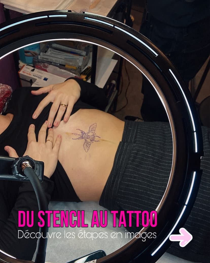 Voici quelques étapes du tatouage de Fleur @fleur_znt 
qui est venue se faire tatouer par @chas.dl 

1. Le dessin et le stencil sont prêts 

2. Le poste de travail est monté

3.  Une fois le stencil posé on peut commencé à tatouer

4. Tatouage en cours 

5. Voilà le résultat 🙃

Le tout chez POPINK Tattoo ❤️‍🔥
Continuez à nous confiez vos projets stylés 😊

#tatouagemarseille #marseilletattoo #vieuxportmarseille #tattoomarseille #marseillebb