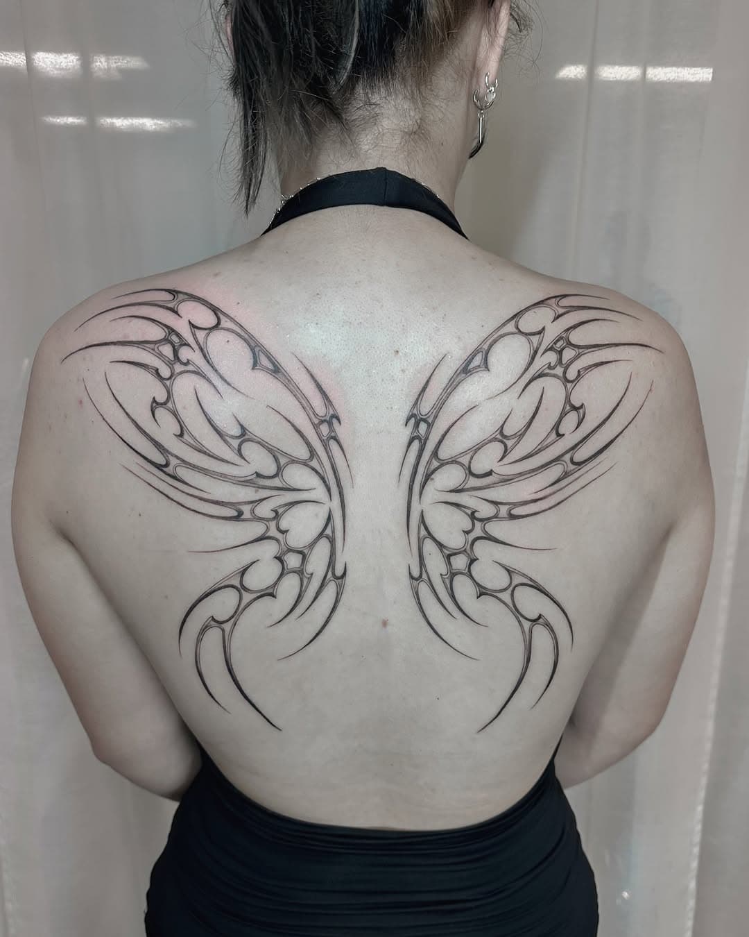 Wings 🖤🪽

@innerbloomtattoo 

Made with
- @wjxcartridge 
- @peakneedles 

#tattoo #wingstattoo #fairywingstattoo #fairytattoo #butterlfywingstattoo #backtattoo #cybersigilismtattoo #neotribaltattoo #blackandgreytattoo #whipshadingtattoo #whipshadetattoo #blackworktattoo #brisbanetattoo #tattooist #tattooartist #australiantattooartist