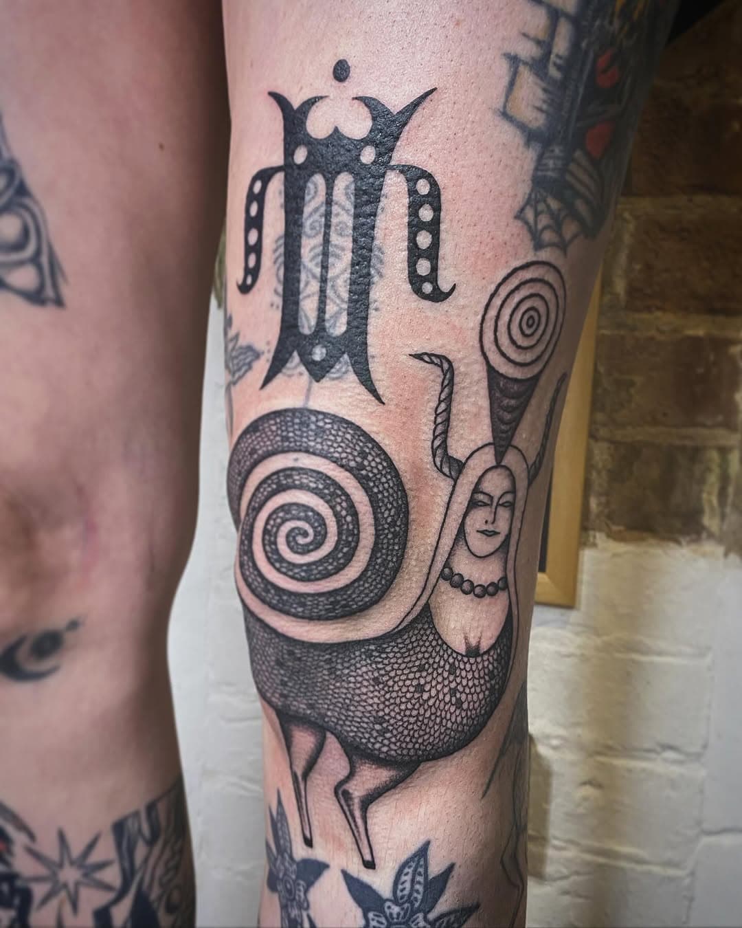 Big knee freehand/blast on the strong @femimystic done in London 🏴󠁧󠁢󠁥󠁮󠁧󠁿 

I am currently unable to schedule appointments for an indefinite period. I will keep each of you informed in due time. 🙏