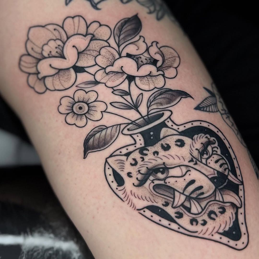 Flash piece done a little while ago, bit of a blurry one but you get the jist! Loved making this one ❤️#bigcat #blackworktattoo #floraltattoo #boldwillhold #essextattoo #essextattooist #uktattoo #stippletattoo
