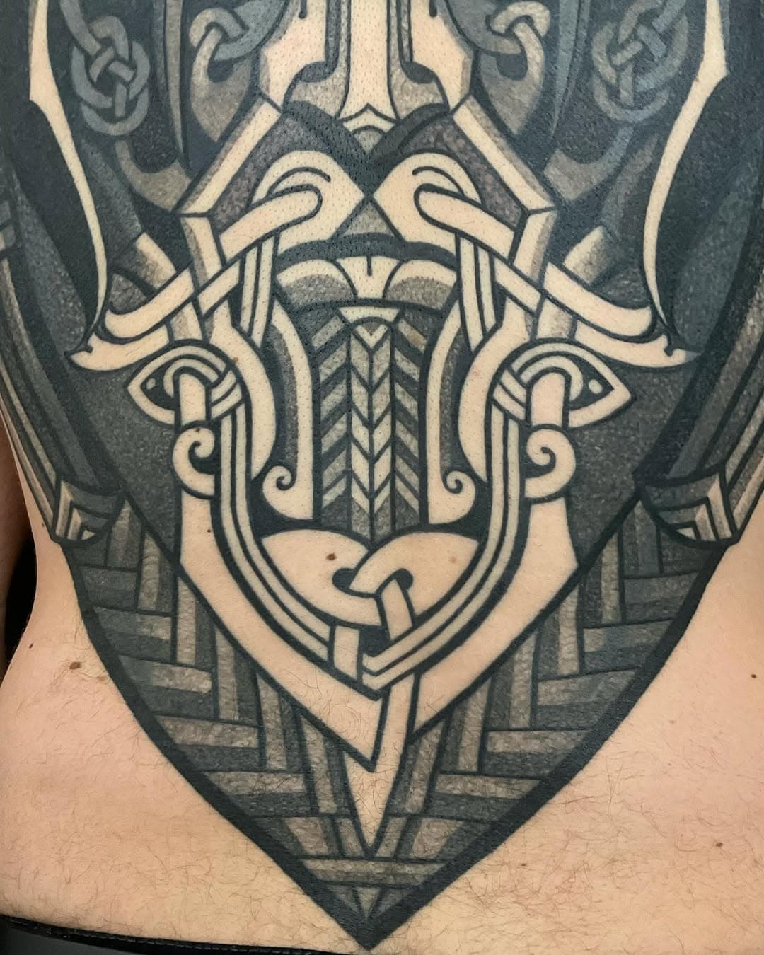 ODIN. RECOUVREMENT , photo prise avant les retouches il n’est donc pas tout à fait terminé. Cover/blast over, this picture was taken before the touch ups,i don’t have a finished picture yet sadly. #ornementaltattoo 
#celtic #celtictattoo #nordic #nordictattoo #viking #vikingtattoo #norse #norsetattoo #knotwork #celticknotwork #knotworktattoo #odin