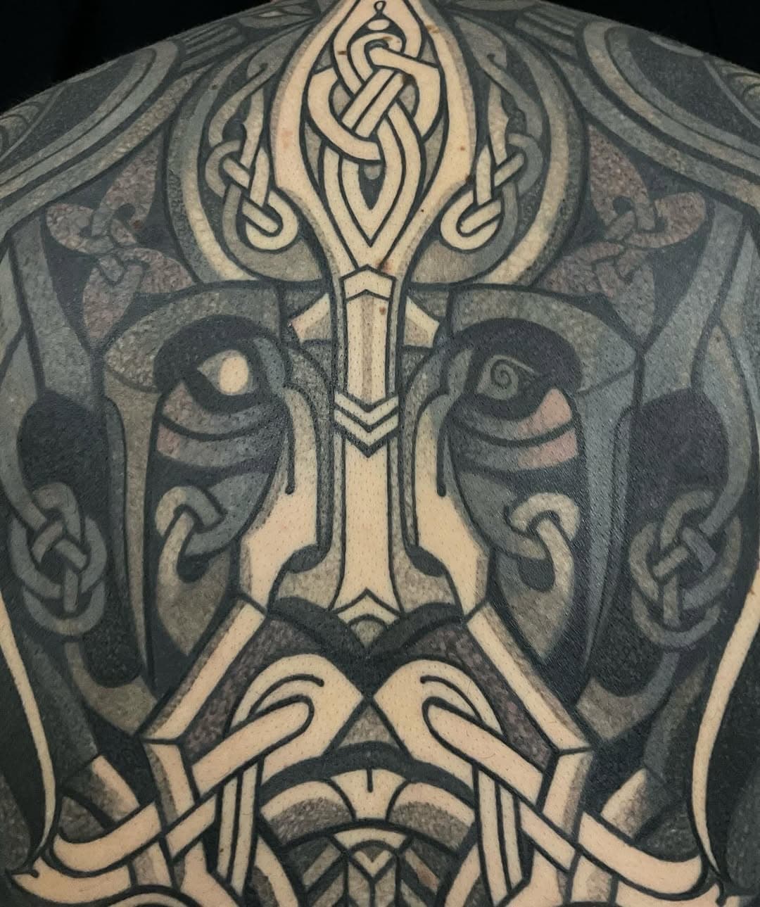 ODIN. RECOUVREMENT , photo prise avant les retouches il n’est donc pas tout à fait terminé. Cover/blast over, this picture was taken before the touch ups,i don’t have a finished picture yet sadly. #ornementaltattoo 
#celtic #celtictattoo #nordic #nordictattoo #viking #vikingtattoo #norse #norsetattoo #knotwork #celticknotwork #knotworktattoo #odin