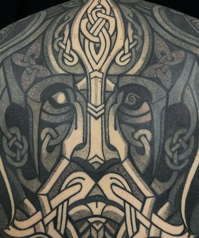 ODIN. RECOUVREMENT , photo prise avant les retouches il n’est donc pas tout à fait terminé. Cover/blast over, this picture was taken before the touch ups,i don’t have a finished picture yet sadly. #ornementaltattoo 
#celtic #celtictattoo #nordic #nordictattoo #viking #vikingtattoo #norse #norsetattoo #knotwork #celticknotwork #knotworktattoo #odin