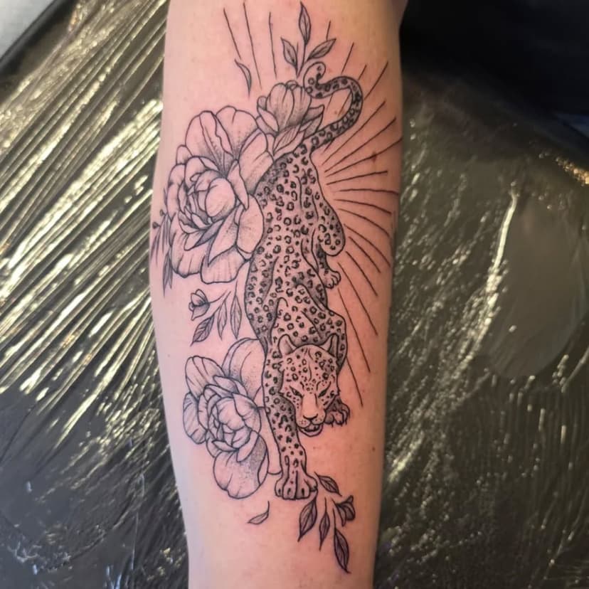 Check out this gorgeous cheetah and floral tattoo by one of our talented resident artists @tais_kmt_tattoo 
.
.
 
#tattoo #liverpooltattoostudio #liverpooltattoo #liverpooltattooartist #ukranianartist #finelinetattoo #lineworktattoo #girlytattoos #feminineenergy