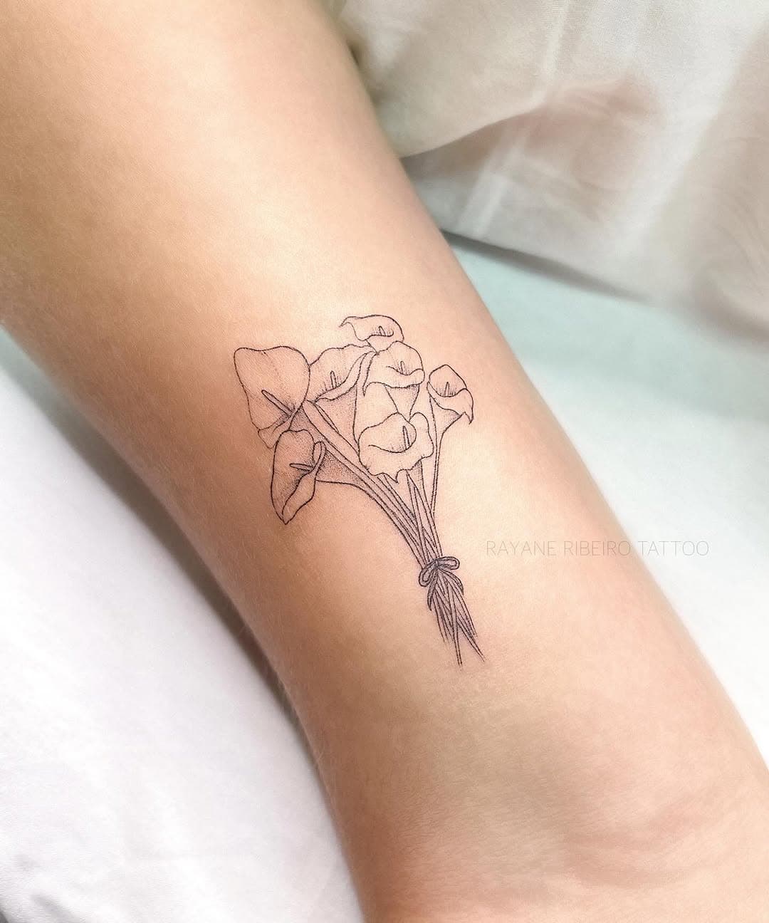 Os pais da Alexia se casaram com um buquê de copos de leite no dia do casamento, e ela quis fazer essa tattoo em homenagem à eles. Muito linda né?! 🥹😮‍💨