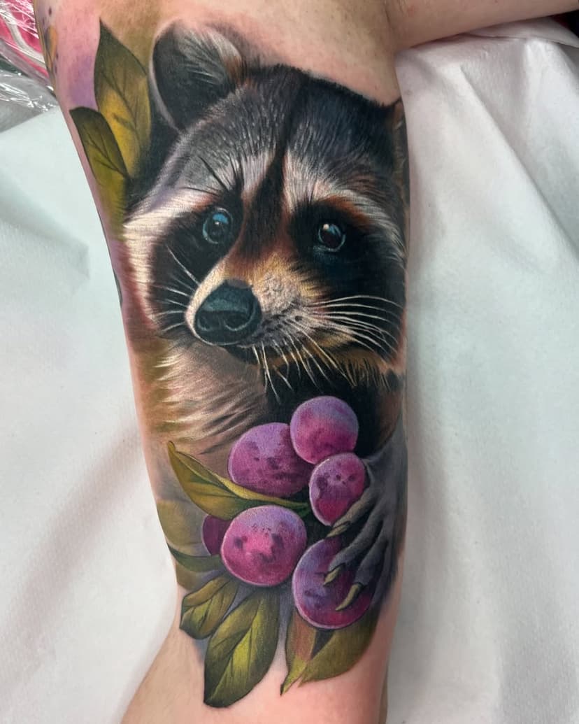 I ✨loved✨ tattooing this cutie! More animals pleaseeee 💖 🦝 
@jadedfoxcollective 
@magnumtattoosupplies 
@butterluxe_uk 
#realismtattoo #raccoontattoo #animaltattoo #colourtattoos