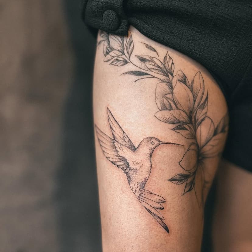 As flores já cicatrizas (foi uma cobertura de cicatriz por sinal ) e acrescentamos esse beija flor depois , em uma outra sessão . E aí gostaram do resultado? 😍 
.
.
.
.
.
#tatuagem #flortattoo #tattoos #maiaramoura