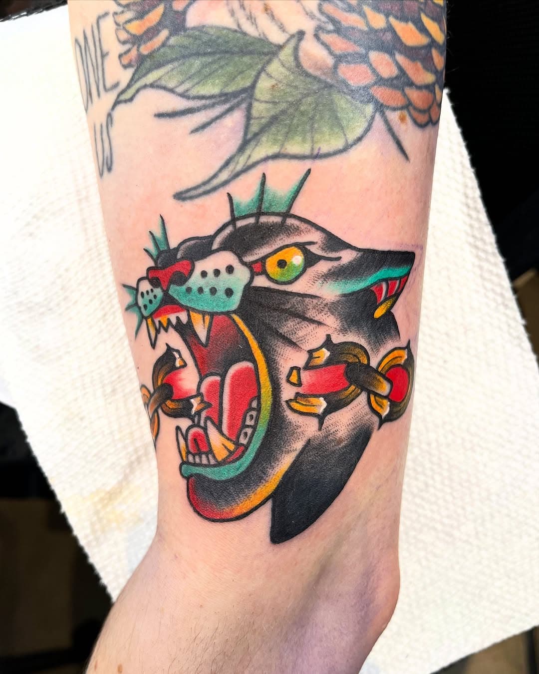 Glam Trad Panther pour Maggie! Merci 🙏
🐈‍⬛⛓️‍💥🐈‍⬛⛓️‍💥🐈‍⬛⛓️‍💥

 @vilainstattoo 
⚡️Rdv/Questions DM ou lavaguetattoo@gmail.com 

#tattoo #tattoos #colortattoos #traditionaltattoo #montreal #montrealtattooartist #vegantattoos #vgnink #mtltattooartist #mtl #inkeezecbd #inkeeze #eikondevice #montrealtattooshops #vilainsclub