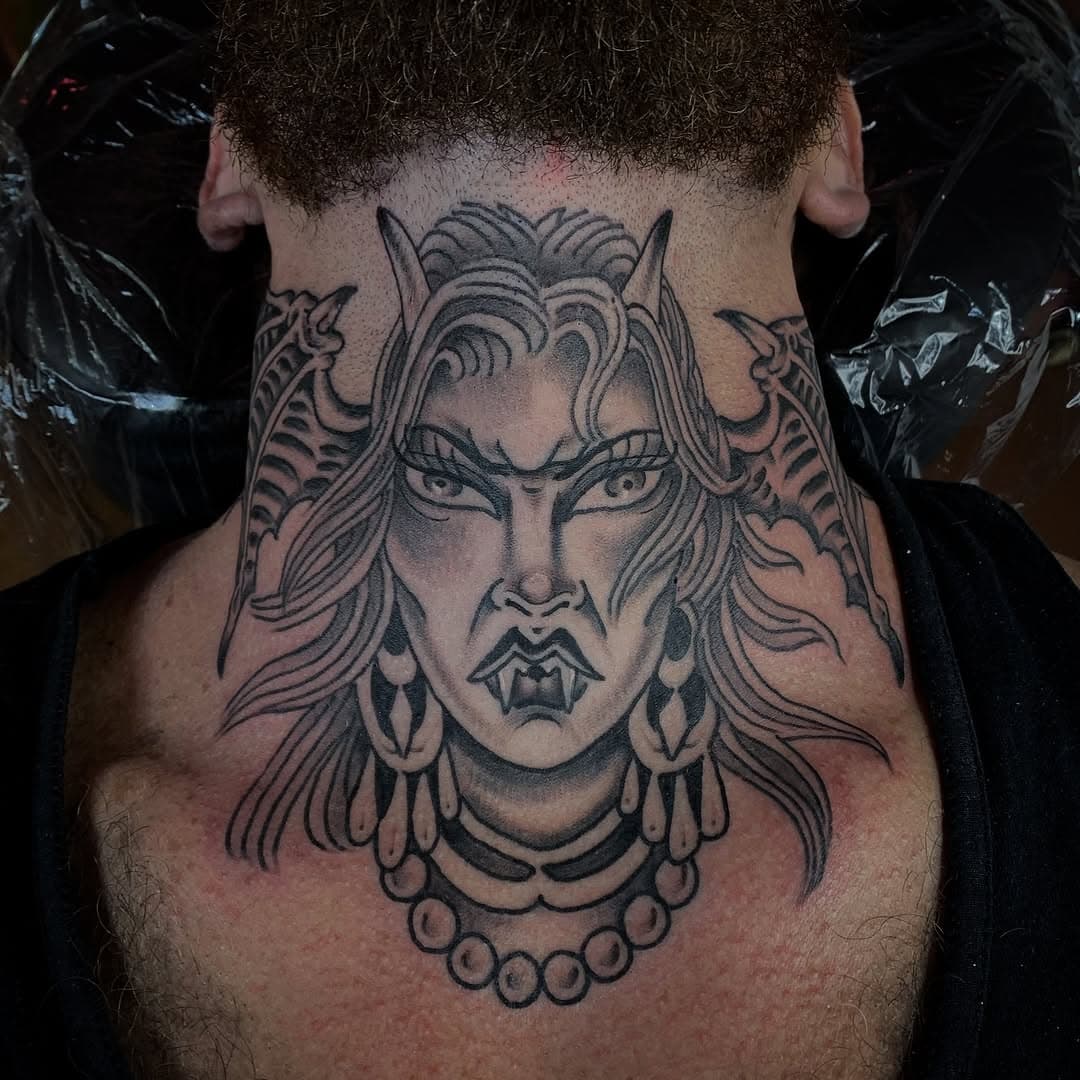 Scroll over for a closer look around this vampire succubus lady,  my guy @brad.popa sat tough for this one 💪🏼