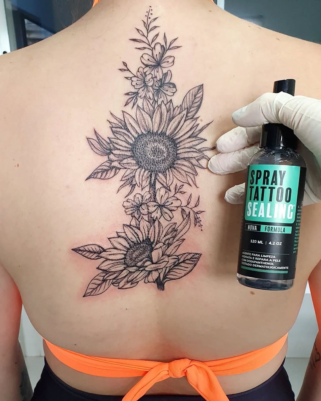 1ª SESSÃO! Spray Tattoo Sealing: A Proteção Essencial para sua Nova Tatuagem! ✨

Se você quer uma cicatrização mais segura e eficiente, o Spray Tattoo Sealing da Tropicalderm é um passo essencial logo após terminar a tatuagem. Ele cria uma barreira protetora invisível na pele, ajudando a selar a área antes da aplicação do adesivo Tropicalderm.

🔬 Como ele age na pele?
O Spray Tattoo Sealing:
✔️ Forma um filme protetor que reduz o risco de contaminação e infecções nos primeiros momentos críticos da cicatrização.
✔️ Ajuda a controlar o sangramento e a exsudação (o líquido que a pele libera após tatuar), preparando o local para uma melhor aderência do adesivo Tropicalderm.
✔️ Mantém a pele hidratada e protegida, evitando que a tattoo resseque antes da aplicação do curativo.
✔️ Facilita a fixação do adesivo, garantindo que ele permaneça firme e eficaz na proteção da tatuagem.

📌 Por que usar antes do Tropicalderm?
Ao aplicar o Spray Tattoo Sealing, você cria uma base ideal para o adesivo, potencializando seus benefícios e garantindo que ele grude melhor na pele sem comprometer a cicatrização. Isso evita deslocamentos indesejados do adesivo e melhora a retenção dos fluídos naturais que aceleram a regeneração da pele.

Se você quer um cuidado profissional para sua tattoo, essa combinação é imbatível! Spray Tattoo Sealing + Tropicalderm = Cicatrização rápida, segura e sem complicações.

@tropicaldermoficial
#tropicaldermoficial
#SprayTattooSealing #CicatrizaçãoPerfeita #Tropicalderm #TatuagemProtegida