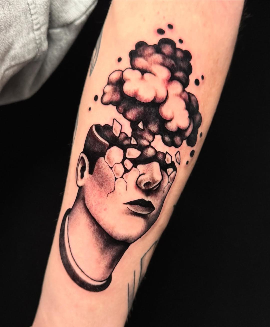 • overthinking •
thanks @_nico_bicciato_ 🤟🏻

#blackworktattoo #tattooideas #explosion #overthinking #tattooartist #concepttattoo