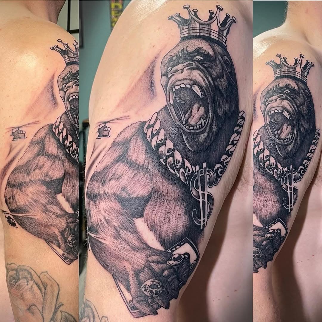 The King of Kongs swung by the studio yesterday. 

#cochrane #cochraneartist #cochranetattoo #calgary #calgarytattoo #calgaryartist #kingkong #kong #tattoo #yyc #bowvalley #goldenbc #fantasy #fantasyart #gorilla #kaiju #mothra #inked #bodyart