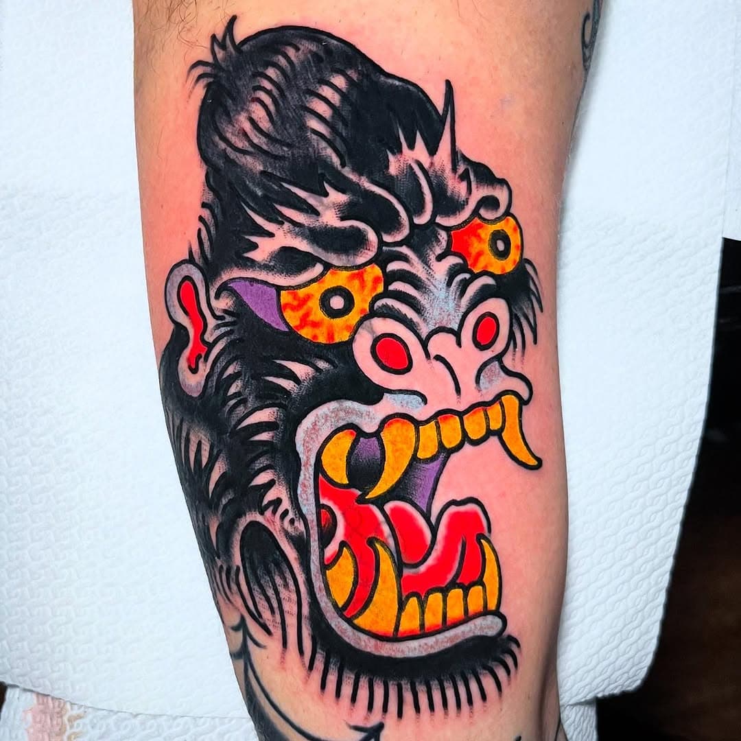 Kong for my friend @mikimr_ 🙏🏼 done @skullsociety_tattooshop 

#americanatattoos #bright_and_bold #oldlines #traditionaltattoo #kingkong #perugia #italy