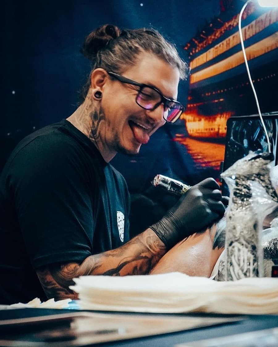 Todo cliente debe conocer la cara de su artista. Y cuando amas realmente lo que haces… la pasas genial 
#tattoo #artist #photo #tattooartist #inkedlife