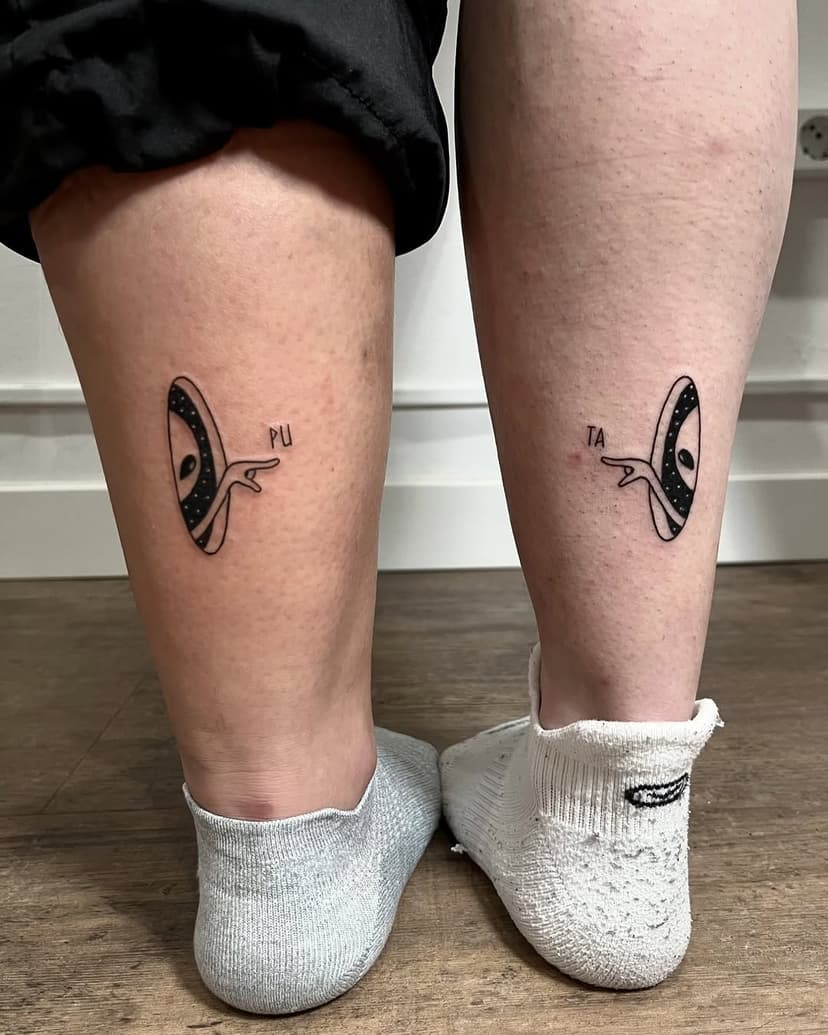 ¡Tatuajes entre amigas! 👽 
Hechos por @ohianaananos 
Si quieres tatuarte escríbenos o pásate por la tienda
-
-
-
#donostiatattoo #donostitattoo #sansebastiantattoo #ignorant_tattoos #ignorantstyletattoo #ufo #ufotattoo #ovnitattoo #blacktattoo #tattooideas #girlstattoo #finelinetattoo #ignoranttattoo #minimaltattoo