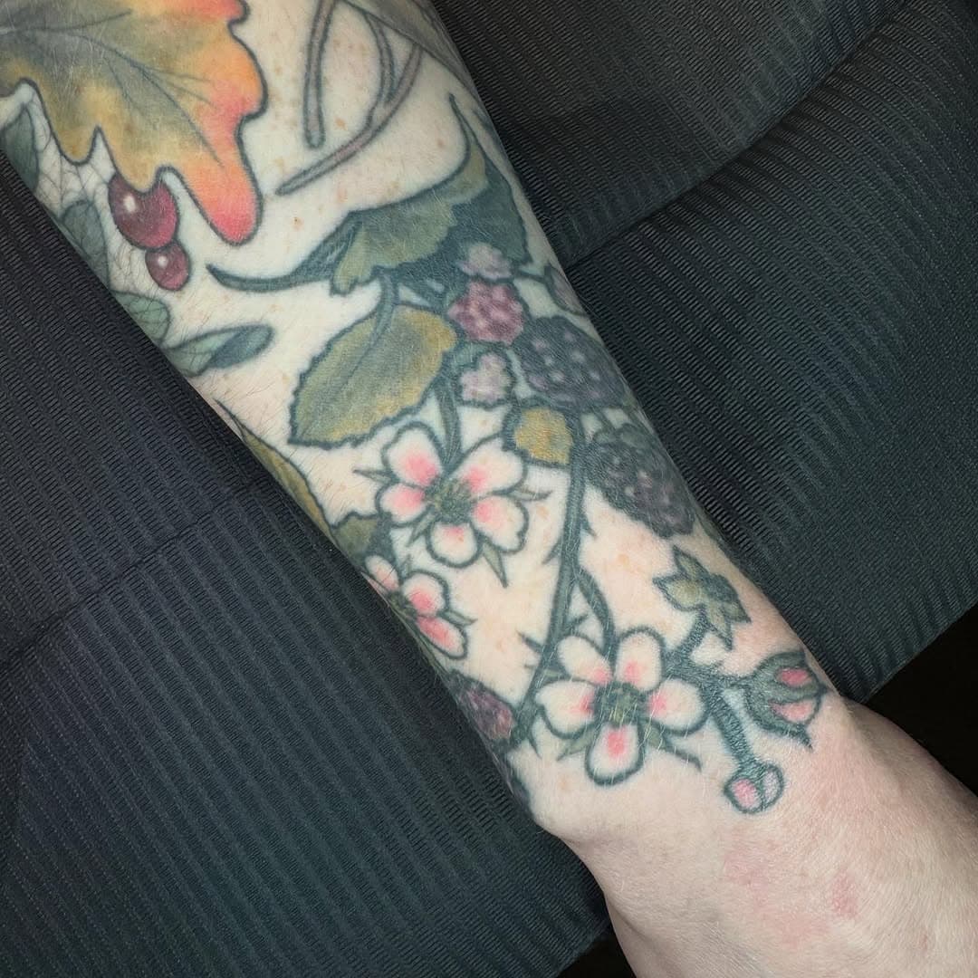 A favourite little gap filler that’s a few years healed 🌸
.
.
.
#ellisarchtattoo #ellisarch #tudorrowtattoo#lichfieldtattoo #midlandstattoo #colourtattoo  #tradtattoo #colourtattoo #neotradtattoo
 #stencilstuff #lockdownneedles #blackclaw #butterluxe #butterluxeUK #killerink