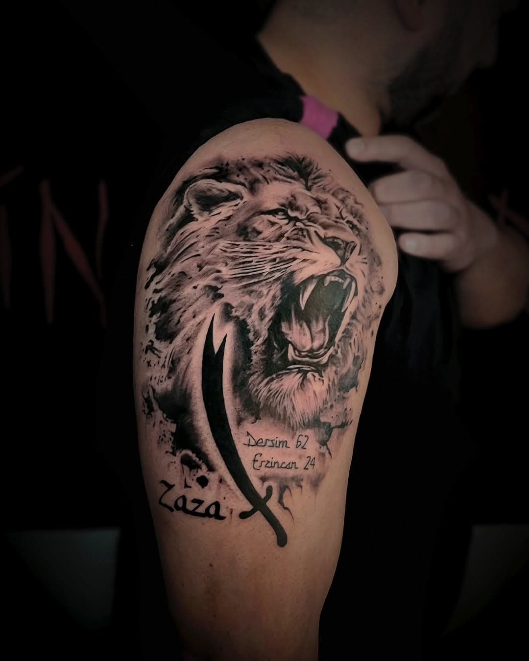 Strength and meaning in every detail 🦁⚔️. This tattoo combines the majesty of the lion with the powerful Zulfiqar sword—a deeply symbolic design for my client. Swipe to see more details in the video and let me know in the comments what this piece means to you! 🙌 #LionTattoo #Zulfiqar #BlackAndGrey #RealismTattoo #ArtOnSkin #BulldogTattoo