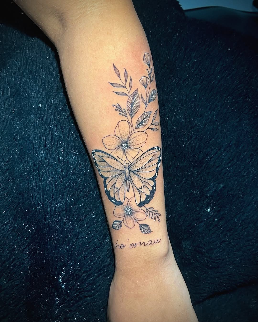 Primeira tattoo da @kaarinecavalcante_ 🌷