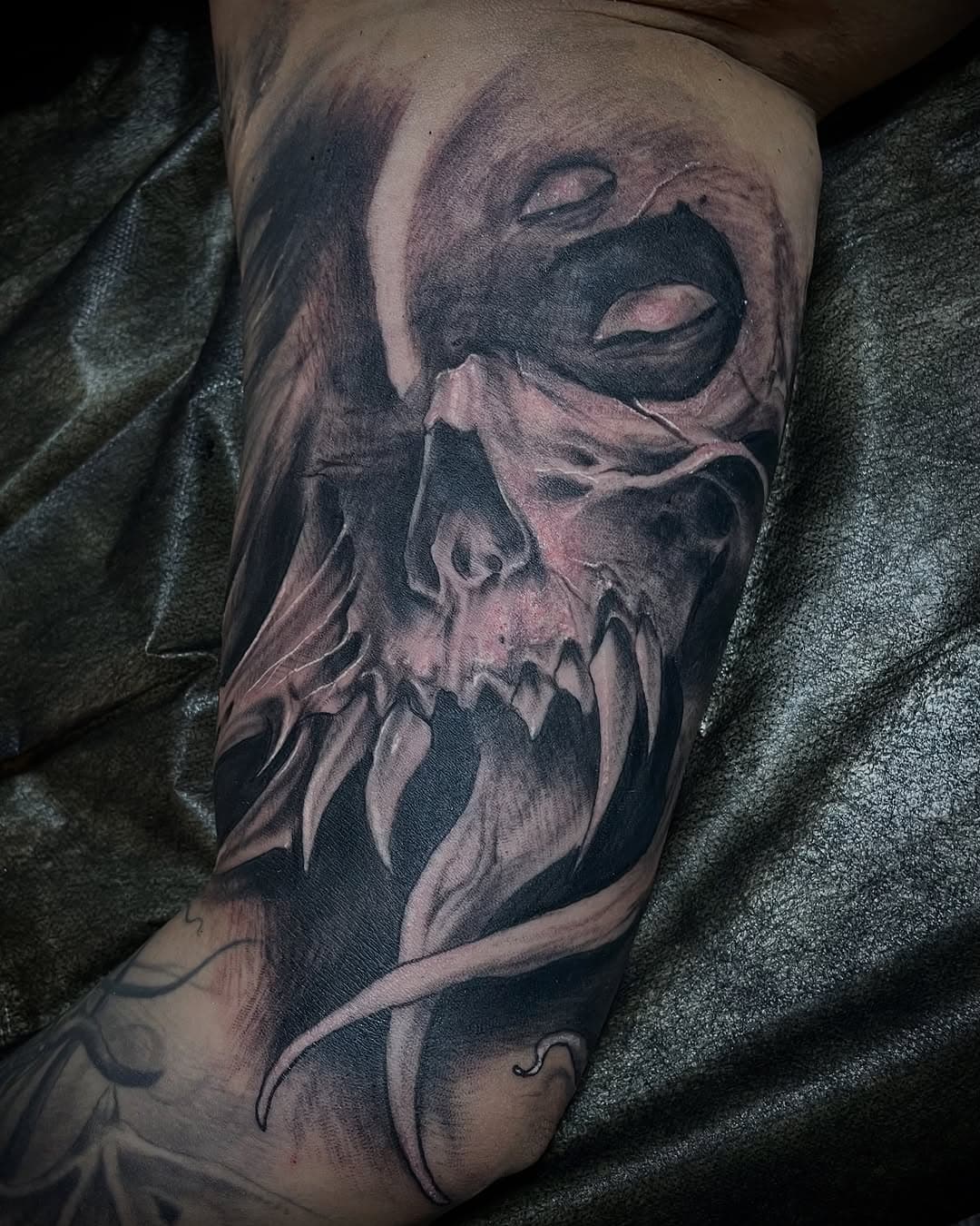 Pieza hecha en su totalidad a mano alzada. 
.
.
I made this everything by freehand. 
.
.
.
.
#bio #biotattoo #biotattoos #biorganic #biorganictattoo #biorganicotattoos #darkart #darkartist #darkartists #darkartwork #horror #horrortattoo #horrortattoos #bngtattoo #blackandgreytattoo #mexico #mexicocity #cdmx #cdmxtattoo #mexicantattooartist #satanic #satanictattoos #tatuadoresmexicanos #ferneyvoltaire #geneve #geneva #genevatattoo #france #krakowtattoo @necro_tatt @tatuartemagazine @radiantcolorsink @radiantcolorscrew @radiantcolorseurope @radiantcolorsink_italy @radiantcolorskorea @dynamiccolor @starbritecolors @cheyenne_tattooequipment @sullenclothing @zitacartuchos @tarmex_oficial @biomech_collective @dark_ornaments @darkartists @darkfuneralofficial @cannibalcorpseofficial @boycottproducts