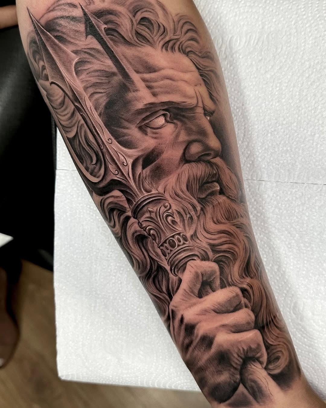 Poseidon antes de ser vandalizado por Kratos, na queridíssima @clambruquini 
.
.
.
.
.
.
#tatuagem #tattoo #blackandgreytattoo #realismotattoo #tattoorealismo #mitologia #deuses #zeus #odin #artecorporal #tattooart #inked #tattoobrasil #tatuagemmasculina #forçadoselementos #tattooinspiration