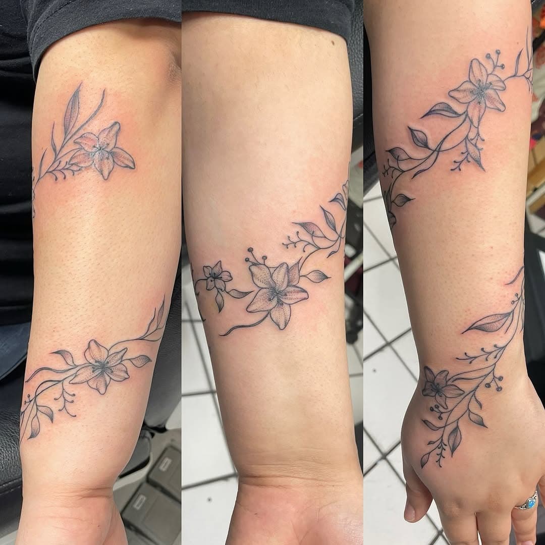 Simple flower wrap vine made by @krisbuchanan76 @oxygentattoos