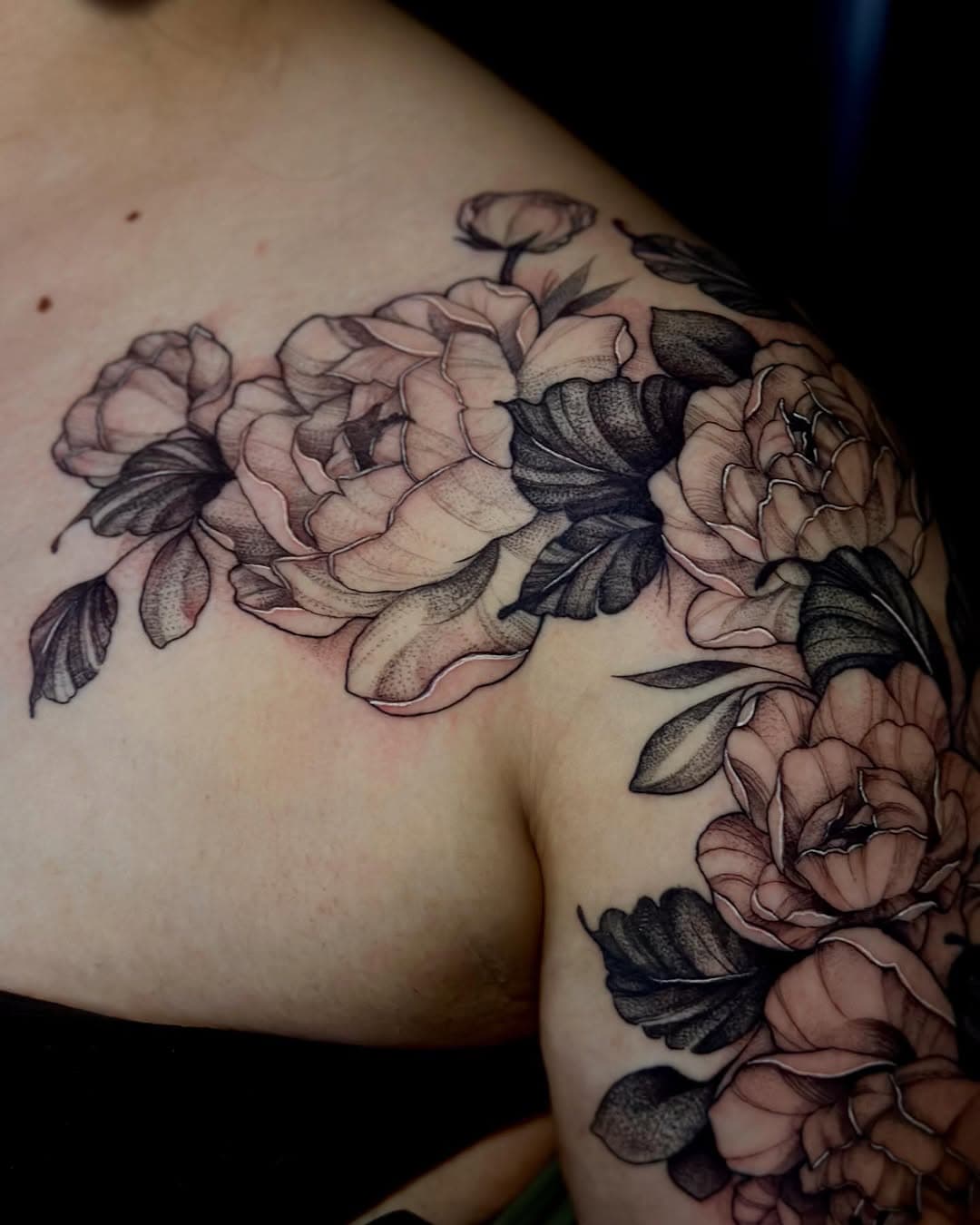 Some healed some fresh on this big old flower piece for Sam. Thank you for the fun project 🥰🌸
.
.
.
#floraltattoo #botanicaltattoo #njtattooartist #ladytattooers #finelinetattoo