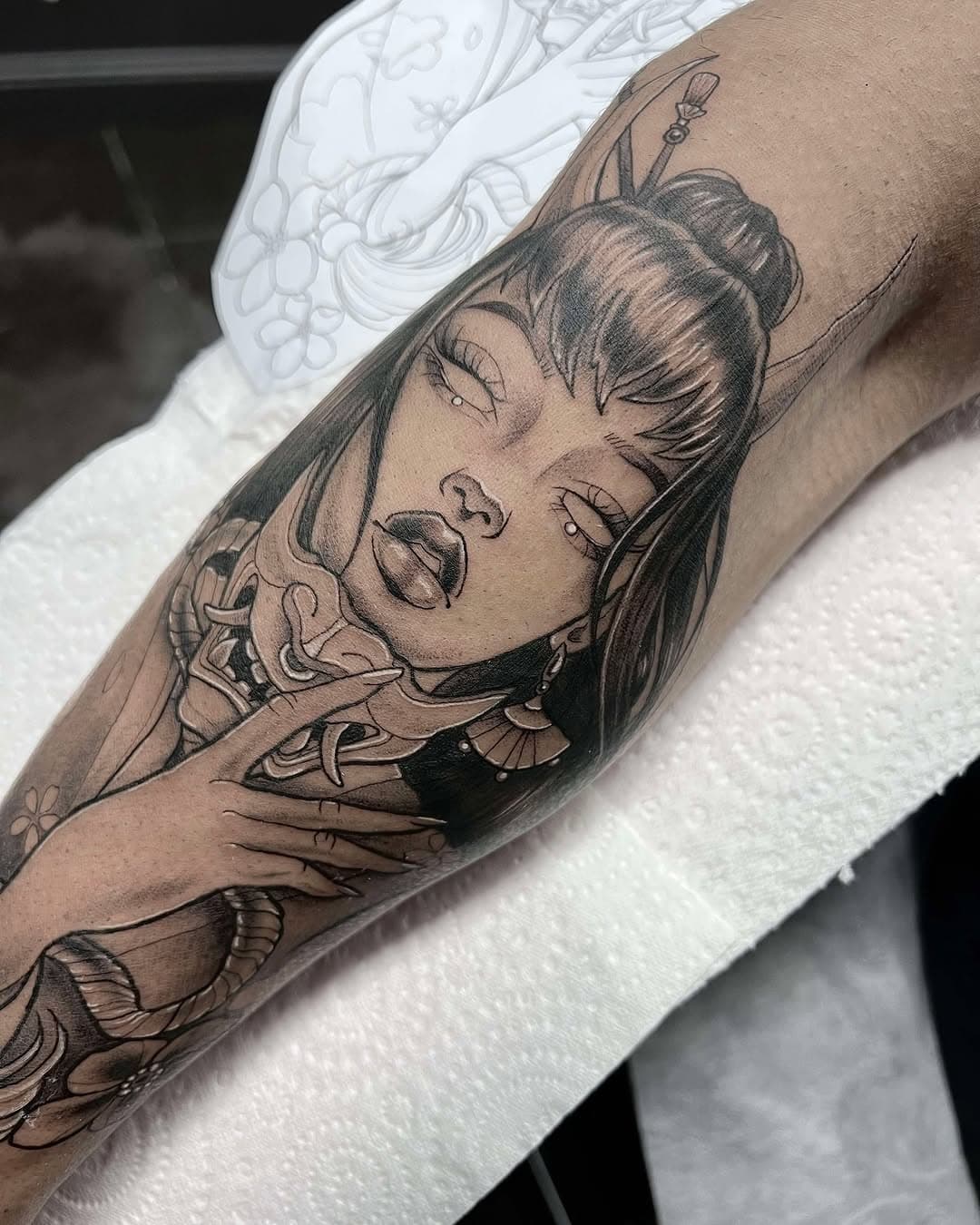 @ellyd_ twist on a hannya mask lady 😍 

#tattoo#fineline#finelinetattoo#customtattoo#blackandgreytattoo#hannyatattoo#geishatattoo#japanesetattoo#japaneseinspired#crossbonesgallery#tattooart