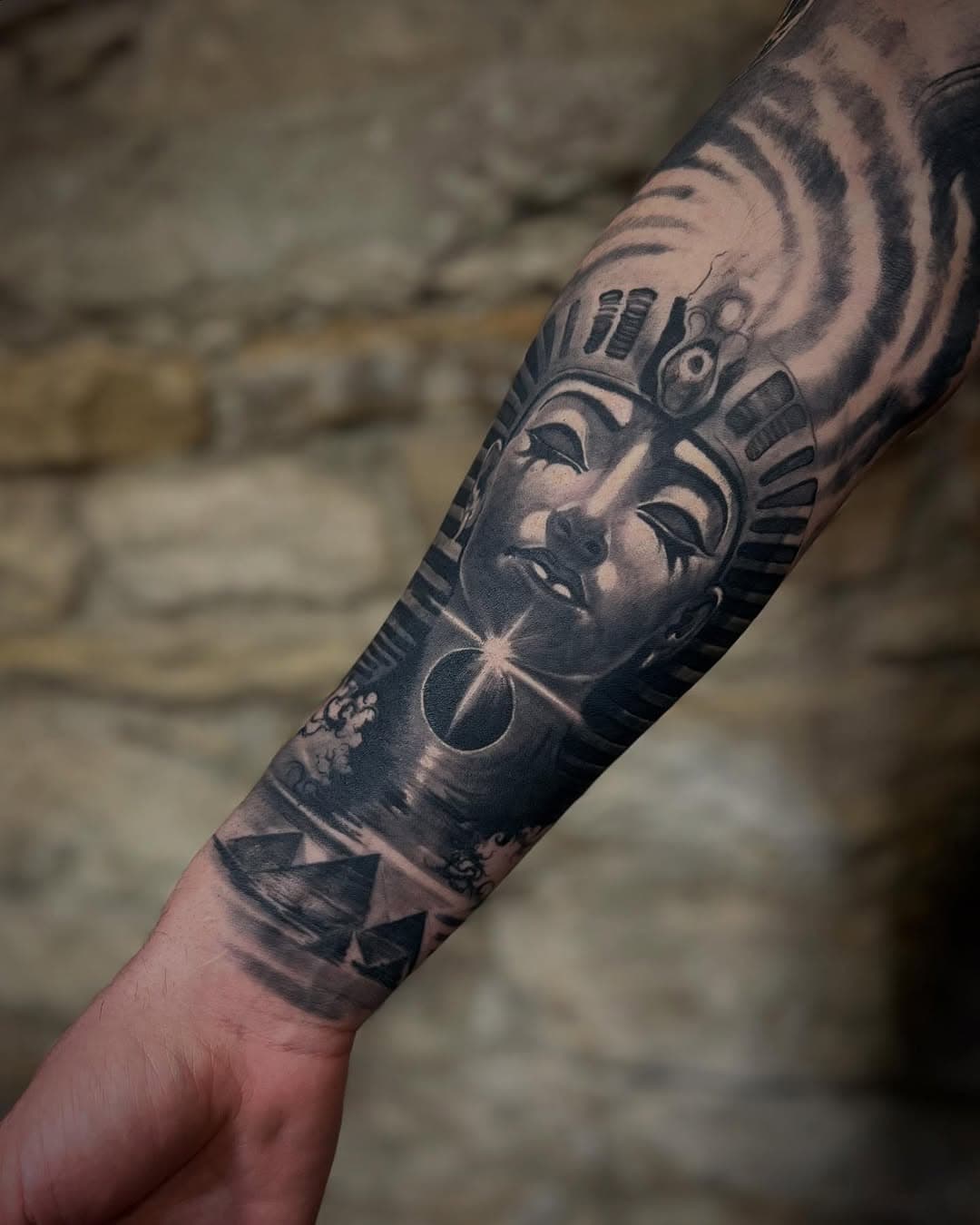 Le bras de Rémy presque terminé, merci pour ta confiance !!! 

@otzi.fr 
@lucky7supplies_fr 
@edgepro_needles 

#tattoo #tattooart #tattooartist #blackandgreytattoo #realistictattoo #egypt #egyptiantattoo #egypttattoo #lyon #lyoncity #lyontattoo #lyontattooshop #681tattoos ##681tattoosshop