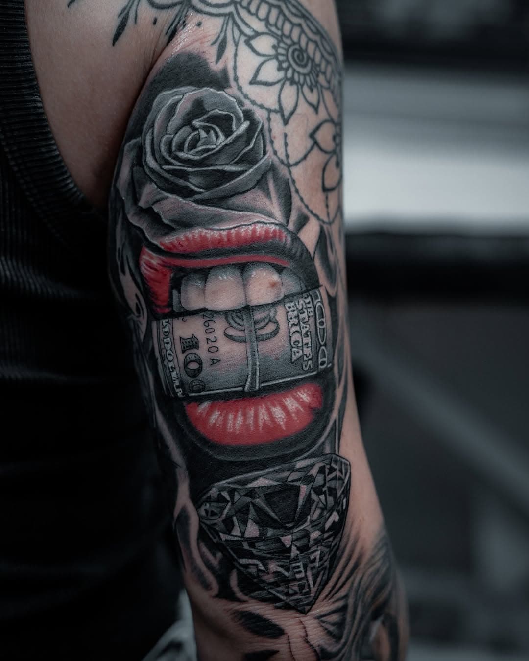 💋💰 Lujo, actitud y un toque de rebeldía 💎 Tinta para quienes juegan a lo grande.

-Tattoo by Fido 
Para: @kety7614 
.
.
.
#fidotattoo #tattoo #tattooart #tattooartist #fuengirola #mijas #Málaga #realistictattoo