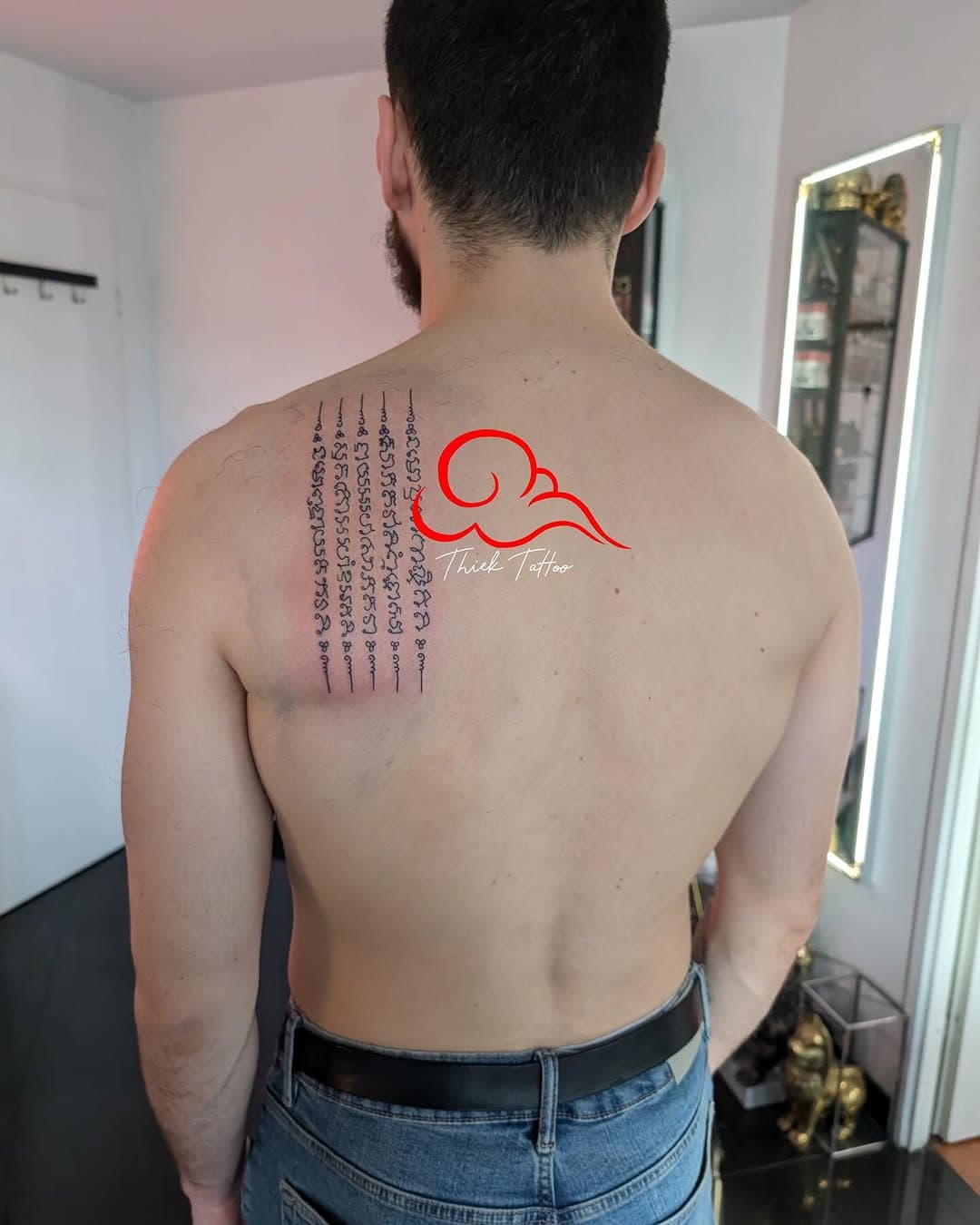 Sakyants tatouages 💉✍️.
.
.
.
.
.
#hataew #5lines #5lignes #thiektattoo #asianink #asiantattoo #mantra #yant #yantra #sakyoan #sakyant #khmertattoo #thaitattoo