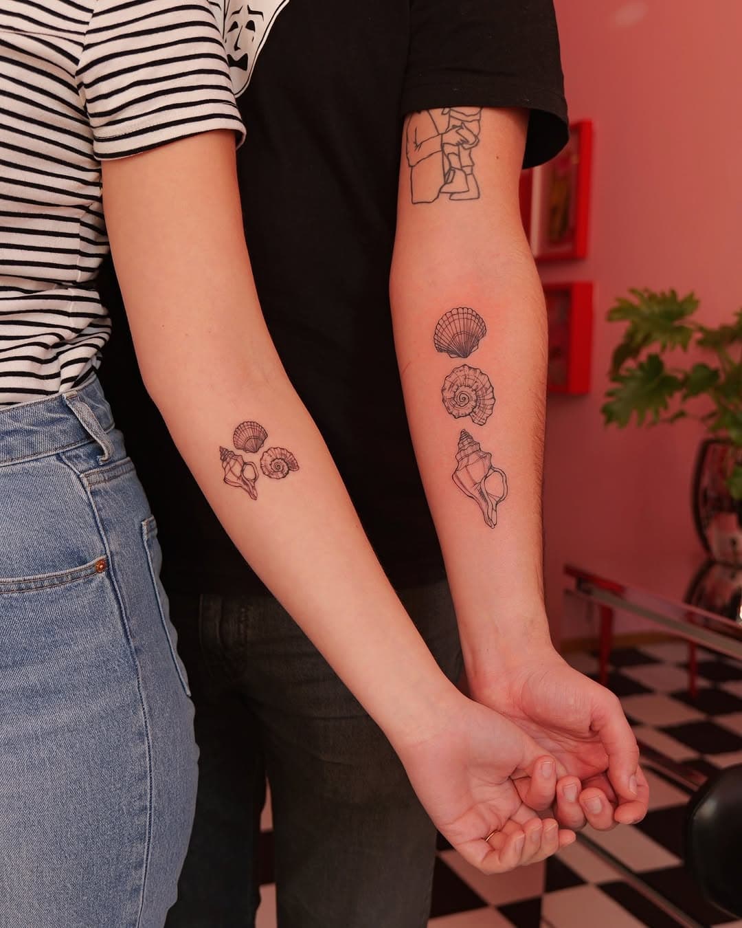 matching tattoo muszelki 🐚 
Zabierz swoją przyjaciółkę, siostrę, męża, chłopaka i zróbmy Wam jakiś wspólny tatuaż - zapisuje na marzec 💖
.
.
TATUAŻE | Łódź | TATTOO | GRAFICZNY | OLDSCHOOL | MIKROREALIZM 

🥒 Jestem Dżudi
💒 własne studio na Piotrkowskiej
➕7 lat doświadczenia 
🏆 solidne tatuaże 
📩 umów się i nie dyskutuj !
#tatuaż #tattoo #tatuażłódź #inkedgirls #ink #ttt #inked #tattoolodz #łódź