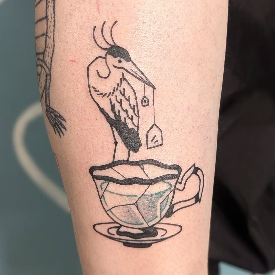 Petit héron fier de servir du thé 🕊️🍵

Si toi aussi tu cherche un moyen de relier ta passion de l'infusion de et l'ornithologie, envoie moi un mail ;)

#tattoo #tatouage #tattooidea #ignorantstyletattoo #minimalisttattoo #illustrationtattoo #tattoooftheday #tattooaddicted #flashtattoos #tattooartist #tattooart