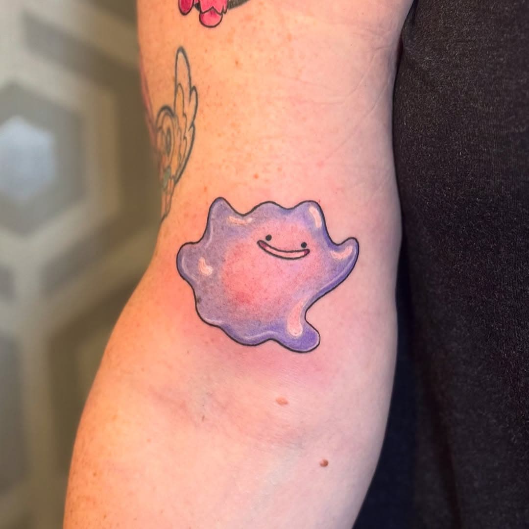 #132 - Ditto : Its transformation ability is perfect. However, if made to laugh, it can’t maintain its disguise. ✨

Another #Pokèmon pal for @ashleighs84 the other day! Who doesn’t love a gooey little #Ditto? 

Can’t wait to show you what other friends we’ve added to Ashleigh’s arm! I’m so lucky to be able to work with such rad people every day 🥳

If you want a #pokemontattoo hit me up @ tattoos@live.ca 💌