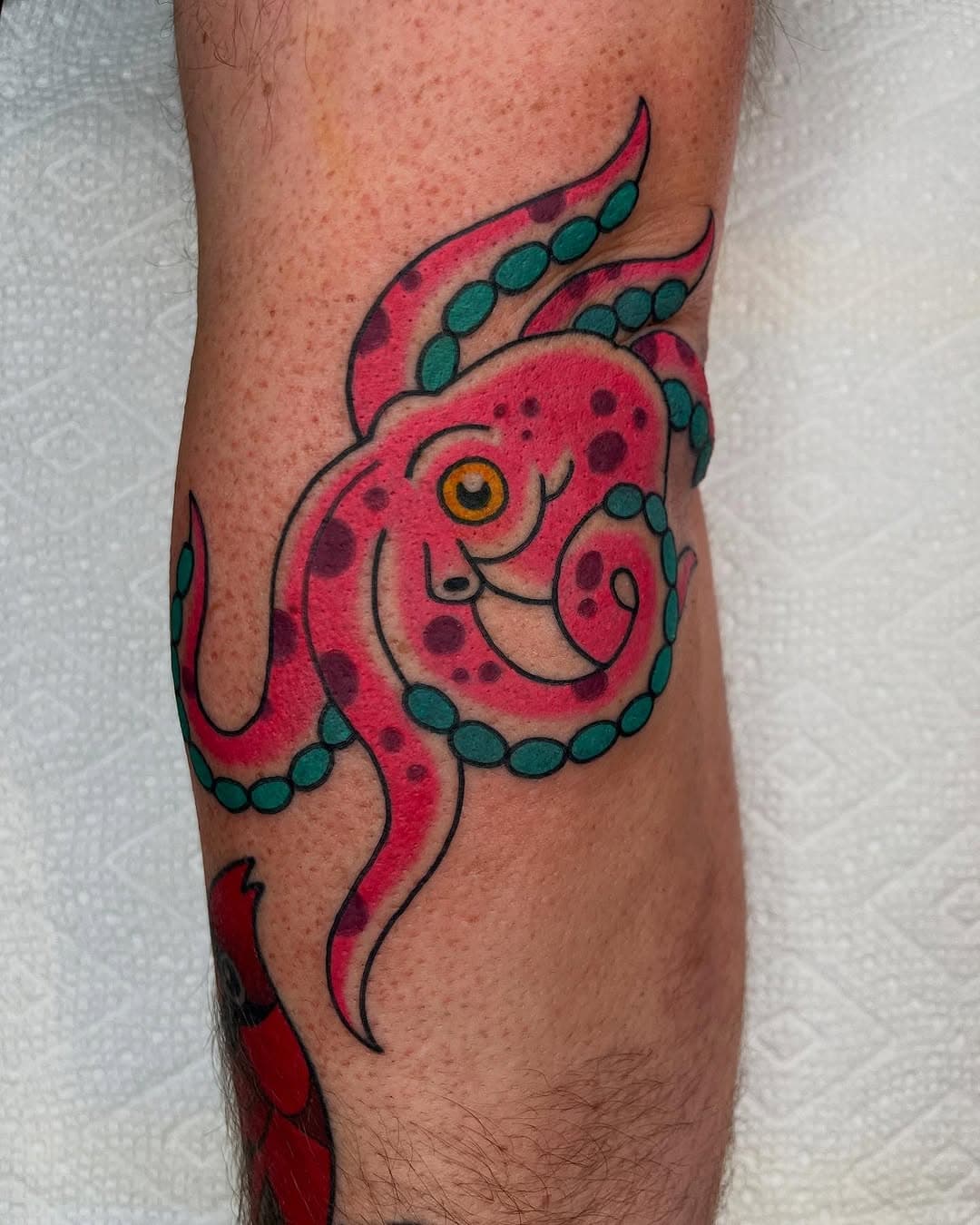 I did this pink octopus several months ago and just got around to posting it 🤣 my posts are all over the place but I thought this piece was super fun and simple. Swipe to see a perfectly healed cardinal as well 🤌