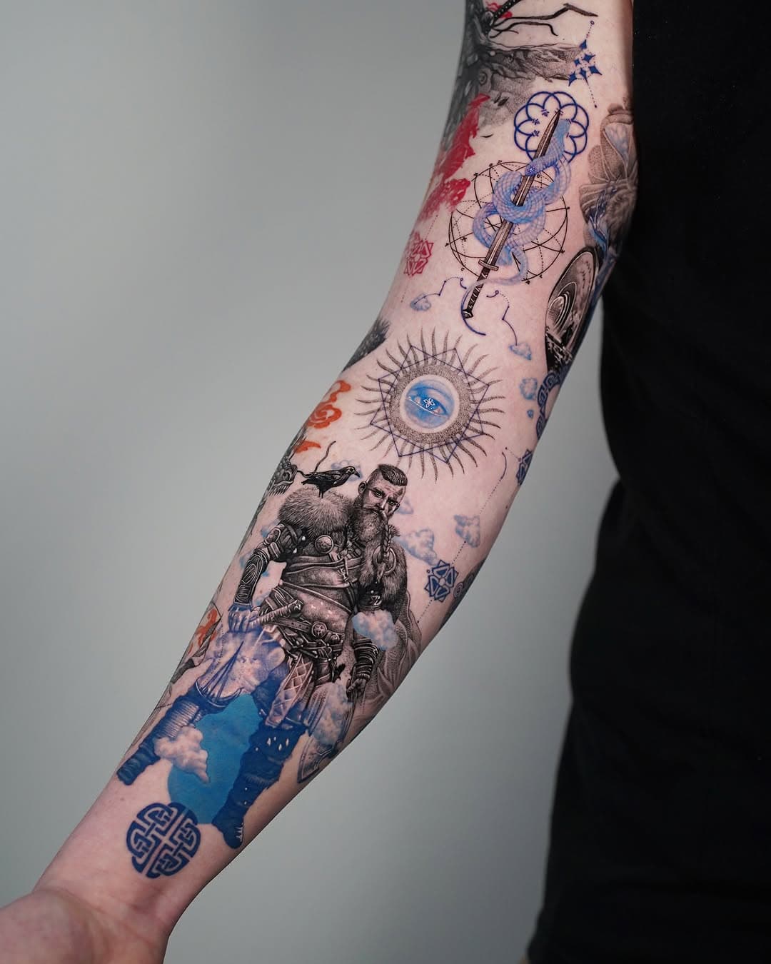 In contrast with the outside arm with red and orange Colors, the inside of Florian’s sleeve in Cold and blue with Nordic theme.
#polstattoo #3rl #tattoo